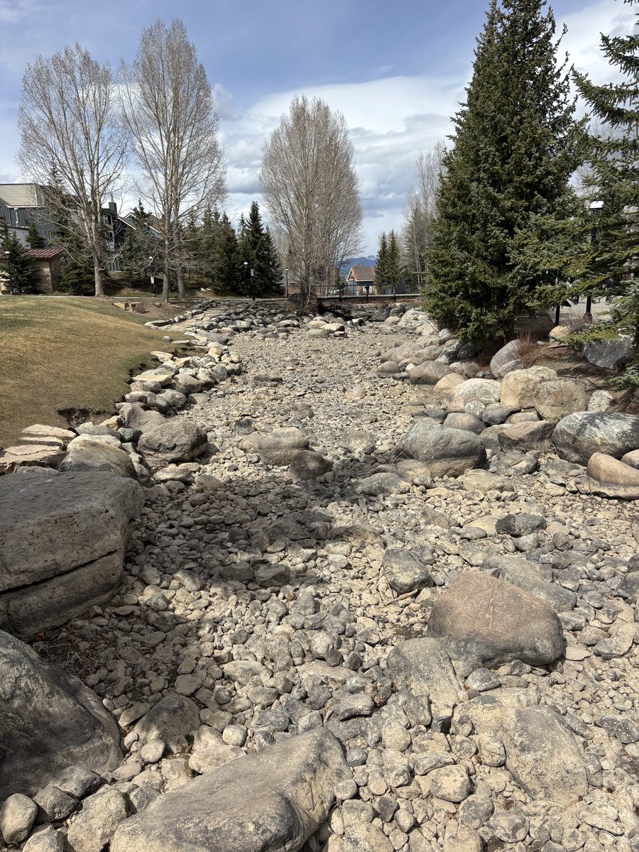 johnnyepic3's tweet photo. @evansinco Current (lack of) Blue River in Breckenridge. Shesh https://t.co/moxDs1hl9r