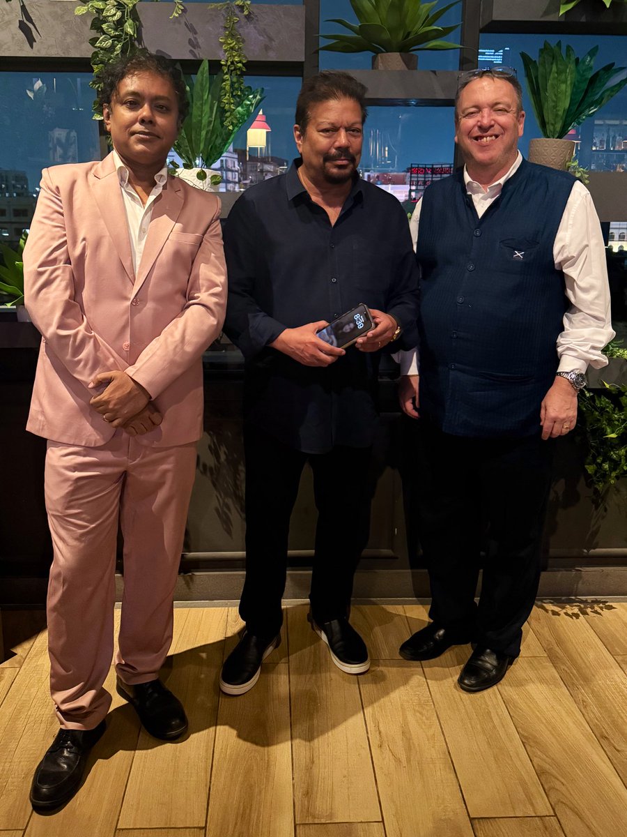 Andrew007Uk's tweet photo. Such a pleasure to meet the author of one of my favourite articles ever; @virsanghvi. 

Do Google ‘If you want a city with a soul: come to Calcutta’ - I don’t think any other non Bengali I know has articulated the lure of Kolkata like he.

Meeting was a true fan boy moment. https://t.co/KBOZ5be5Ik