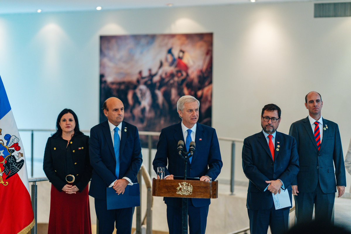 Desde la Embajada de Chile en Argentina, S.E. el Presidente de la República encabezó un punto de prensa junto al Canciller Francisco Pérez Mackenna; el Embajador Gonzalo Uriarte Herrera; la Ministra de Seguridad, Trinidad Steinert; el Ministro de Obras Públicas, Martín Arrau; la