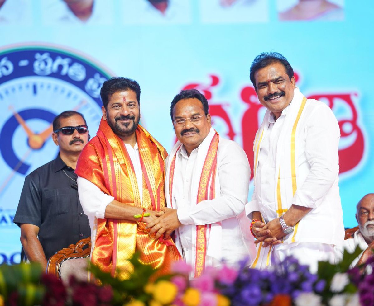 revanth_anumula's tweet photo. ఆదిలాబాద్ జిల్లా, పిప్రి గ్రామంలో ఈ రోజు పలు అభివృద్ధి కార్యక్రమాలకు శంకుస్థాపన, ప్రారంభోత్సవాలు చేశాను. ఆ వివరాలు…

రూ. 200 కోట్లతో బోథ్ నియోజకవర్గం అడేగామాలో యంగ్ ఇండియా ఇంటిగ్రేటెడ్ స్కూల్ నిర్మాణానికి శంకుస్థాపన.

రూ. 45 కోట్లతో బోథ్ మండలం పొచ్చెర గ్రామంలో అడ్వాన్స్డ్ టెక్నాలజీ సెంటర్ నిర్మాణానికి శంకుస్థాపన.

రూ. 20 కోట్లతో శ్రీ నాగోబా దేవస్థానం అభివృద్ధి & సుందరీకరణ పనులకు శంకుస్థాపన.

రూ. 20 కోట్లతో ఆదిలాబాద్ నియోజకవర్గంలో తెలంగాణ మైనారిటీ రెసిడెన్షియల్ పాఠశాల & జూనియర్ కళాశాల (బాలికలు) భవనం ప్రారంభోత్సవం.

రూ 13 కోట్లతో ఆదిలాబాద్ జిల్లా సిరికొండ మండలం కొండాపూర్ గ్రామంలో నూతనంగా నిర్మించిన వంతెన ప్రారంభోత్సవం. 

రూ 15 కోట్లతో ఖానాపూర్ నియోజకవర్గం ఉట్నూర్ లో ఐటీడీఏ నూతన భవన నిర్మాణానికి శంకుస్థాపన.

రూ 30 కోట్లతో బోథ్ నియోజకవర్గం ఇచ్చోడ రోడ్డు నుండి డెడ్రా గ్రామం రోడ్డు నిర్మాణానికి శంకుస్థాపన.

రూ 20 కోట్లతో ఆదిలాబాద్ నియోజకవర్గం జైనథ్ లో మహాత్మా జ్యోతిబా ఫూలే తెలంగాణ వెనుకబడిన తరగతుల గురుకుల విద్యా పాఠశాల (బాలురు) భవనం ప్రారంభోత్సవం.

రూ 30 కోట్లతో ఆదిలాబాద్ మున్సిపాలిటీలో వివిధ రకాల అభివృద్ధి పనులకు శంకుస్థాపన.

రూ 8.99 కోట్లతో బోథ్ నియోజకవర్గం ధన్నూర్, కుప్టి, కుచ్లాపూర్ లలో (3) 33/11KV విద్యుత్ ఉపకేంద్రాల నిర్మాణానికి శంకుస్థాపన.

రూ 50.70 కోట్లతో బోథ్ నియోజకవర్గంలో పిప్రి ఎత్తిపోతల పథకానికి శంకుస్థాపన. రూ 44.64 కోట్లతో బోథ్ నియోజకవర్గంలో తేజాపూర్ ఎత్తిపోతల పథకానికి శంకుస్థాపన. రూ 65.85 కోట్లతో ఖానాపూర్ నియోజకవర్గం ఇంద్రవెల్లి మండలంలో ముత్నూర్ చిన్న లిఫ్ట్ ఇరిగేషన్ (త్రివేణి సంగం) పథకానికి శంకుస్థాపన.

రూ 6.435 కోట్లతో ఆదిలాబాద్ నియోజకవర్గంలో లాండసాంగి పంప్ హౌస్ దగ్గర చెక్ డ్యాం నిర్మాణానికి శంకుస్థాపన.

రూ 31.52 కోట్లతో ఖానాపూర్ నియోజకవర్గం సిరికొండ మండలంలో చిక్ మన్ వాగు ప్రాజెక్ట్ నిర్మాణానికి శంకుస్థాపన.

రూ 11.76 కోట్లతో కొమురం భీం ఆసిఫాబాద్ జిల్లా కెరమెరి మండలం అమ్మనమడుగు వాగు ప్రాజెక్ట్ రిపేర్ పనులకు శంకుస్థాపన.

#AdilabadDevelopment
#PrajaPalana
#PragathiPranalika
#TelanganaDevelopment
#ManaAdilabad
#GramaAbhivrudhi
#InfrastructureDevelopment
#IrrigationProjects