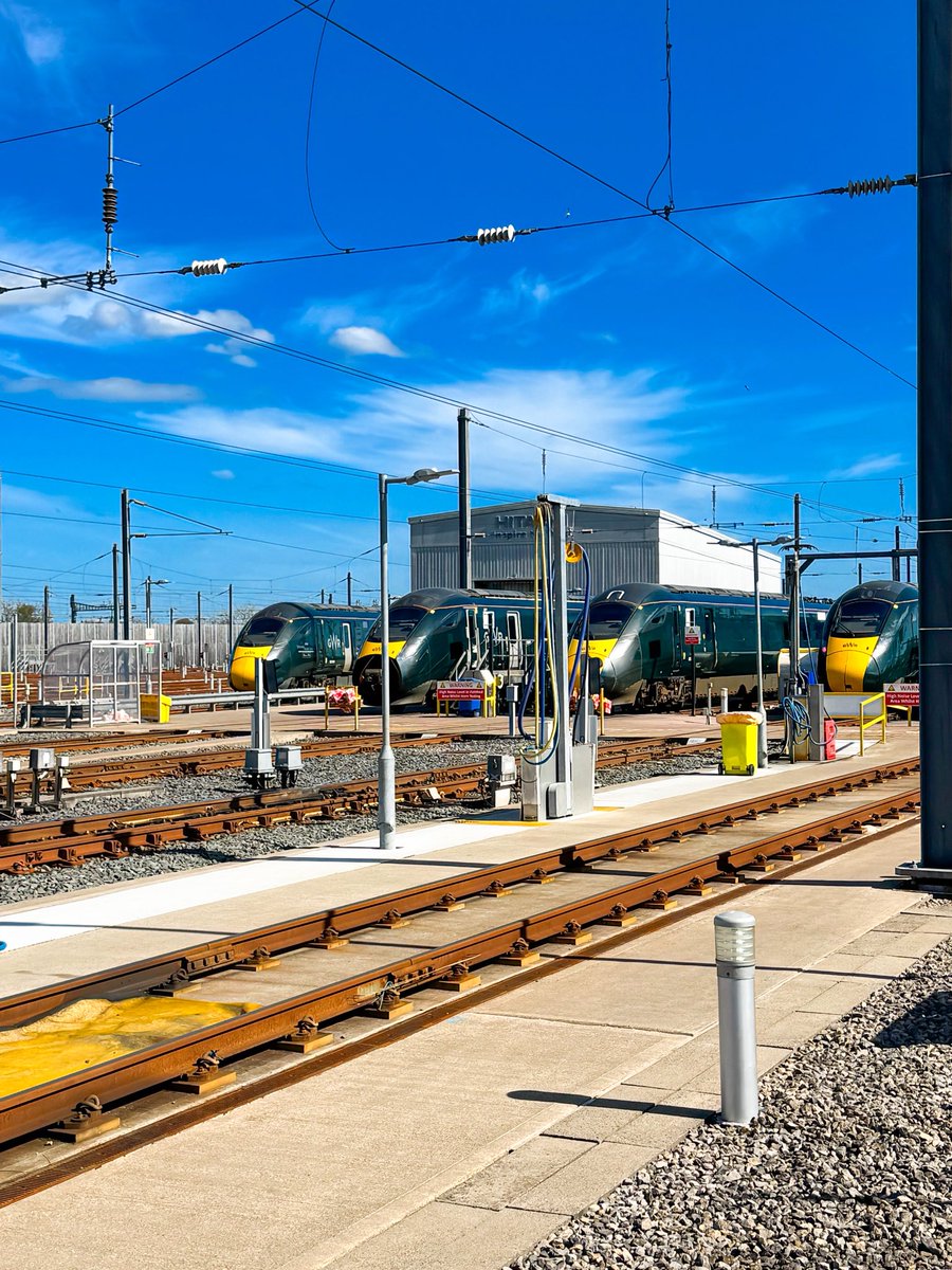 Grumbrela's tweet image. Unscheduled visit to the Costa del Stoke Gifford 🌞🚂

“ But I can see you
Your brown skin shining in the sun
You got your hair combed back and sunglasses on, baby
And I can tell you my love for you will still be strong
After the boys of summer have gone…” 

📍Hitachi #Rail