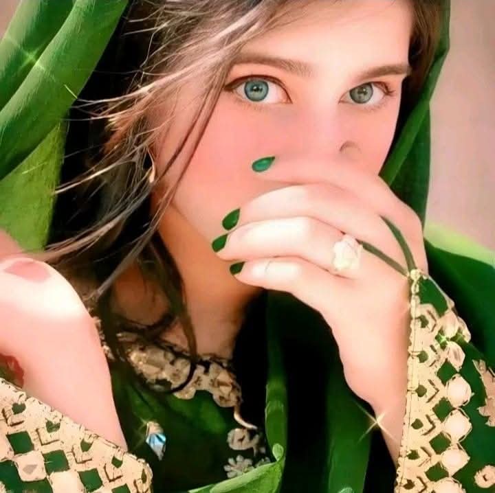 ये जो पौदे हैं जुनूँ के 
ये जवाँ भी होंगे
रश्क-ए-सहरा ही नहीं रश्क-ए-ख़िज़ाँ भी होंगे

इतना नज़दीक से मत देख 
मिरी आँखों को
इन में कुछ पिछली मोहब्बत के निशाँ भी होंगे

उस की ख़ुशबू ही नहीं आती मिरी साँसों से
ग़ौर से देखिए होंटों के निशाँ भी होंगे  💔