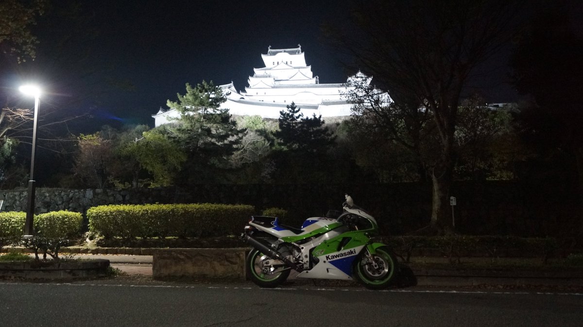 kabavette's tweet photo. 姫路城で撮影。夜間撮影は難しいですね～。
#kawasaki #zxr #カワサキ https://t.co/YBrFrHcAPw