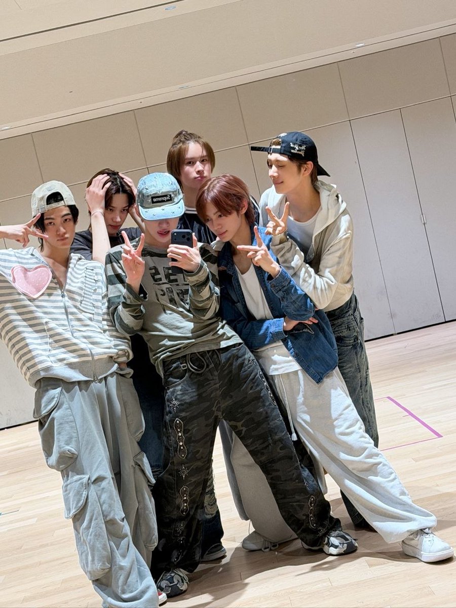 hanjihoozn's tweet photo. Back in the practice room with the members, getting everything ready step by step. It still feels unreal how close it is, but we’re working hard so we can show you our best. We really can’t wait to finally meet and greet you all in Seoul. See you soon, sai! https://t.co/QHmGkO7bVR