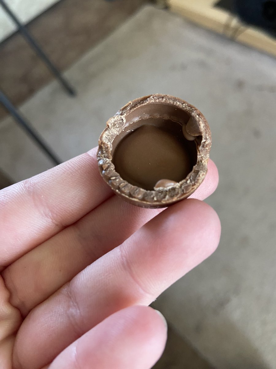 wasnlamhxox2's tweet image. Also kinda disappointed in the filling to outer chocolate ratio..🥲was expecting more from you Terry 🥹 #disappointed
