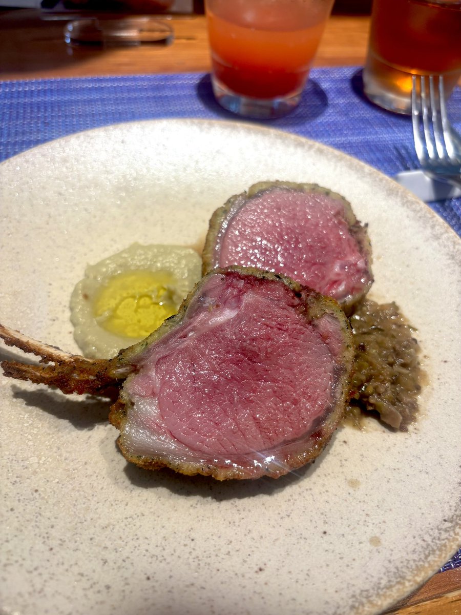 yoko__bird's tweet photo. メインはNZ仔羊の香草コトレッタ
アンティーチョークと酸っぱいソース

🐏好きだからメインはこれと決めていた。
酸っぱいソース最高😭✨
とにかくレベチで羊が美味しい。ほんと羊が美味しい。大満足。（語彙力ゼロ）

#apeRTO https://t.co/wHYLiFFDgF