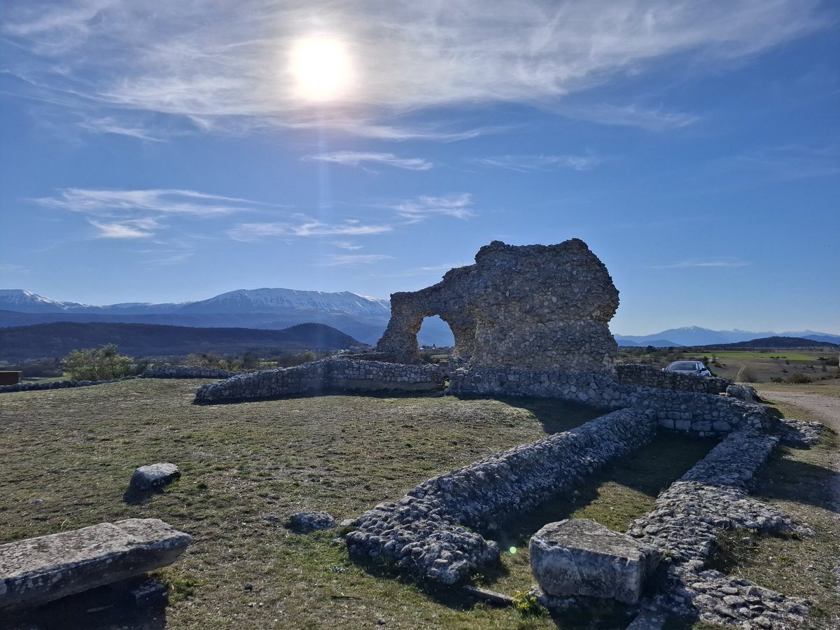 Magie d'Abruzzo: cielo azzurro, montagna innevata e resti della città romana di Peltuinum. ❤️