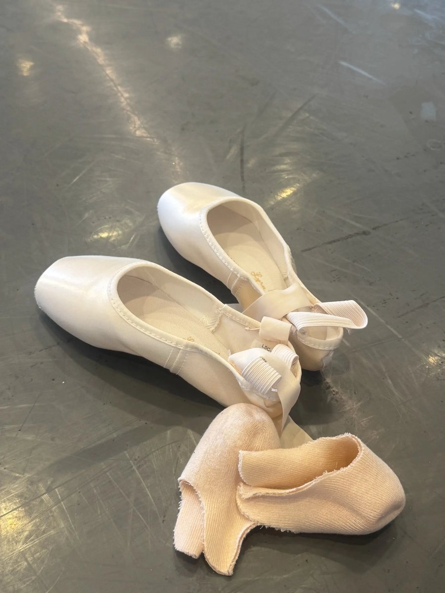 MDANCINGM's tweet photo. 手在内裤里一直的抖，脚尖绷的直直的，不知道从什么时候开始xp成了自己学的舞蹈，说起来又非常非常非常羞耻又刺激。幻想在舞蹈教室被羞辱玩弄骂喷，被舞鞋扇逼，被舞服勒紧被丝袜绑起来。。。。脑子时不时就变得不好开始说胡话。。。。 https://t.co/quFRuC2m6V
