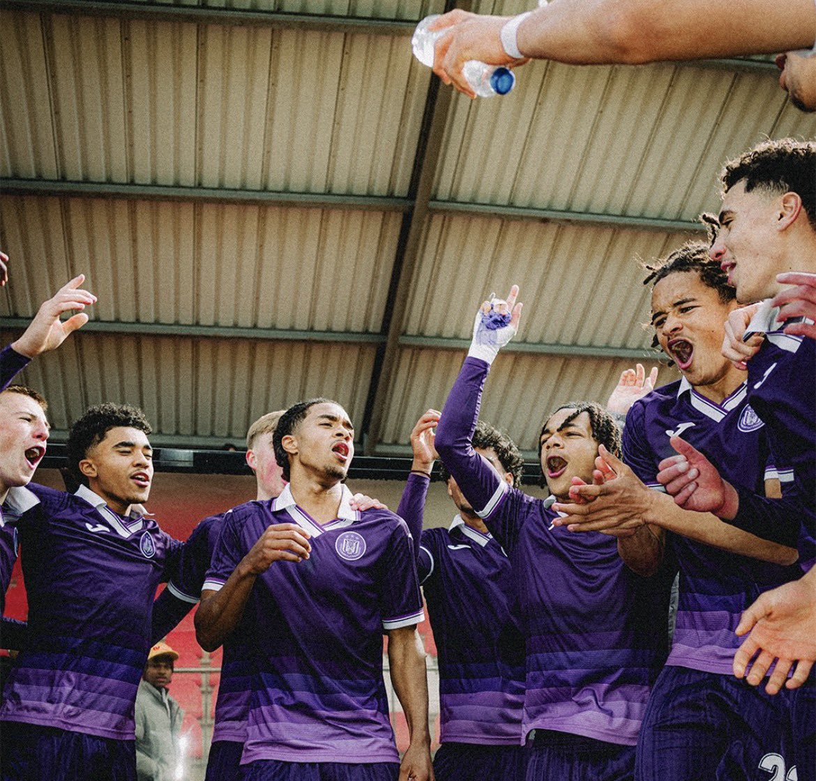 Première fois que je le dis sur mon compte mais CHAMPIONS MON FRÈRE.

Nos U17s auront littéralement roulés sur la concurrence pourtant à première vue très solide : Bayer Leverkusen, OL, Real Madrid deux fois et Future United en demi finale.

Victoire 100% méritée dans ce tournoi