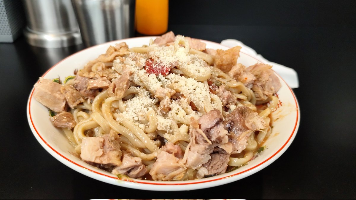 gontourist's tweet photo. しばらくぶりに新羽のファットンへ、限定のトマトとバジルの冷静まぜそばを食べに出かけた。
トマトの酸味がほど良くバジルの風味が合わさり、食欲をそそる。
大盛り300gを食べ尽くした満足感は大きい。
#ファットン
#ハイパーファットン
#ラーメン
#新羽 https://t.co/yCGJaza5z9