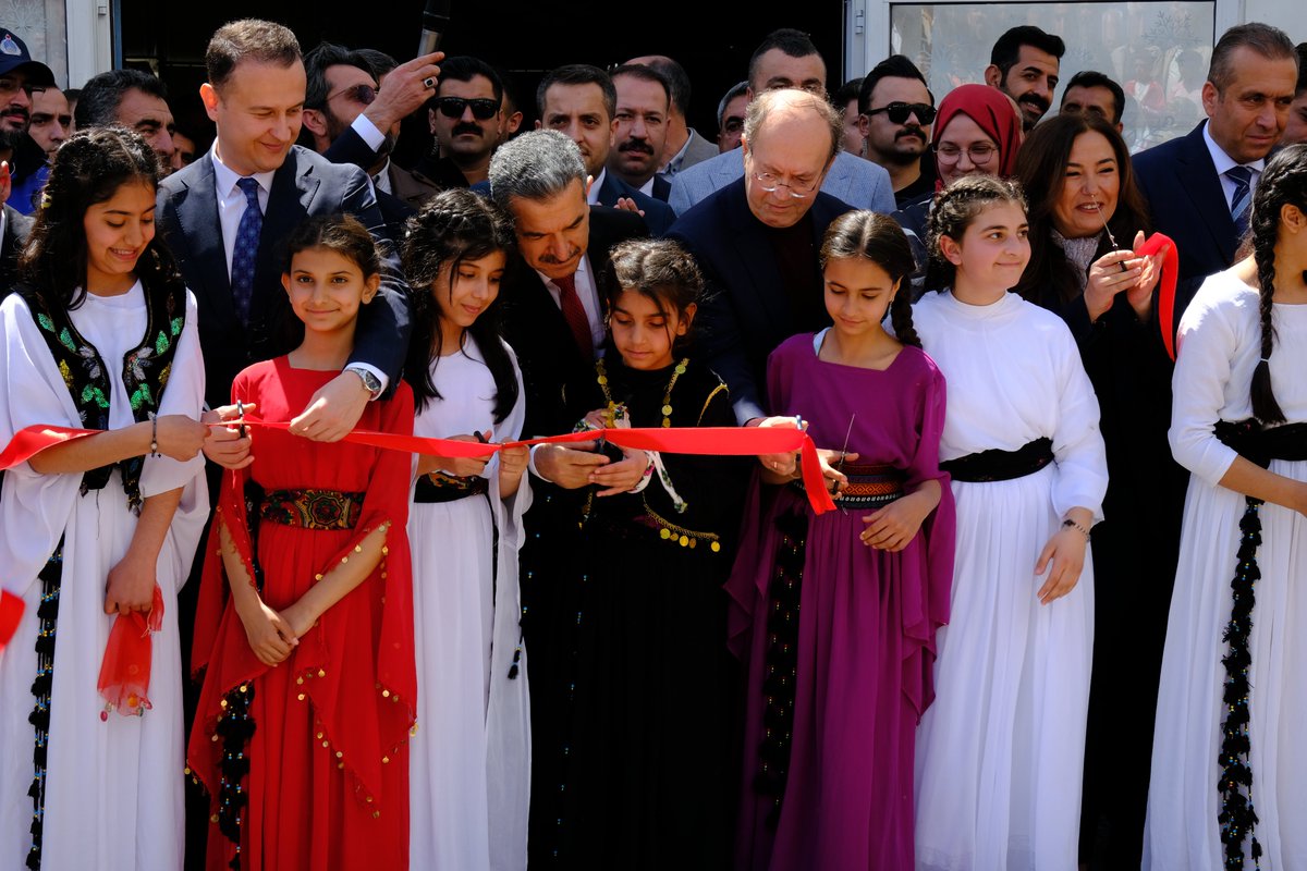 sirnakmem73's tweet photo. Valimiz Birol Ekici, il ve ilçe protokolü üyeleriyle birlikte kitapsever vatandaşlarımızın yoğun katılımıyla İdil Kitap Fuarı’nın açılış programına katıldı. 

Kültür ve edebiyat dünyasının önemli buluşma noktalarından biri olan fuar; farklı yayınevleri, birbirinden kıymetli eserler ve çeşitli sanatsal sergilerle ziyaretçilerine zengin bir içerik sunuyor. Her yaştan vatandaşın ilgi gösterdiği etkinlik, özellikle gençler ve öğrenciler için okuma alışkanlığını pekiştiren, düşünce dünyalarını geliştiren önemli bir platform olma özelliği taşıyor.  

Fuarın açılışı, gazeteci ve yazar Yusuf Kaplan’ın gerçekleştirdiği söyleşi programıyla yapıldı. Yoğun ilgi gören söyleşide edebiyat, düşünce dünyası ve güncel konular ele alınırken, katılımcılar da yazarla birebir etkileşim kurma imkânı buldu. 

Kitapla buluşmanın heyecanını yaşayan vatandaşlarımız, fuar süresince düzenlenecek imza günleri, söyleşiler ve çeşitli kültürel etkinliklerle edebiyatın farklı yönlerini keşfetme fırsatı yakalayacak. İdil Kitap Fuarı, hem bölgenin kültürel hayatına katkı sunmaya hem de okuma kültürünü yaygınlaştırmaya devam ediyor.

@tcmeb @Yusuf__Tekin @sirnakvaliligi @BirolEkici73 @hkncrt1