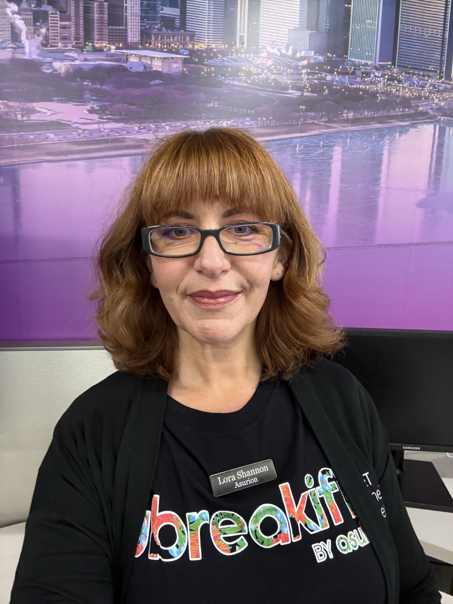 LorafromAsurion's tweet image. Here in the Windy City, talking about protecting devices and giving out swag! Come see me to get your #ProtectAdvantage questions answered! #lifeatatt