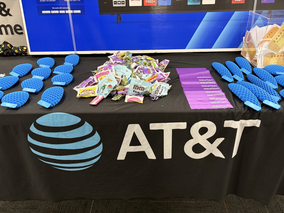 LorafromAsurion's tweet image. Here in the Windy City, talking about protecting devices and giving out swag! Come see me to get your #ProtectAdvantage questions answered! #lifeatatt