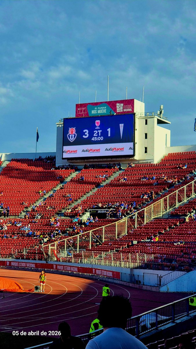 Rockboros's tweet photo. Linda tarde en el pasional.
Por la 4 fecha del Femenino.
U De Chile 3️⃣ vs 1️⃣ Católica.
Excelente partido leonas. 🔵🔴🤘🦉. https://t.co/cl3tWg8MAI