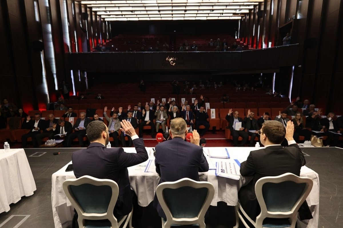 Adapazarı Belediye Meclisi’nde Başkan Vekilliği seçiminde dikkat çeken gelişme...

AK Parti içinde yaşanan görüş ayrılığı ve CHP’nin desteğiyle oluşan yeni blok, Adapazarı Belediye Meclisi’nde dengeleri değiştiren sıra dışı bir tablo ortaya çıkardı.

sosyalellidort.com/gundem/3942/ad…