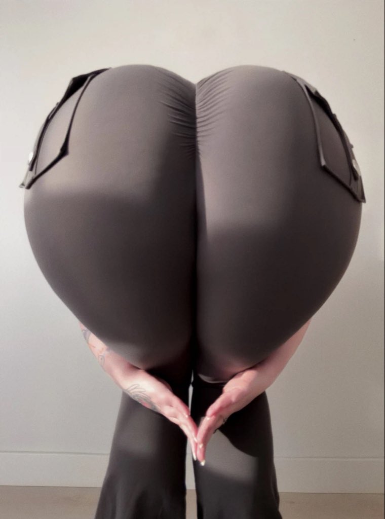 Darkseid105's tweet photo. Why is it so difficult for 9ja girls to replicate this trend? https://t.co/STkAWHGqN5