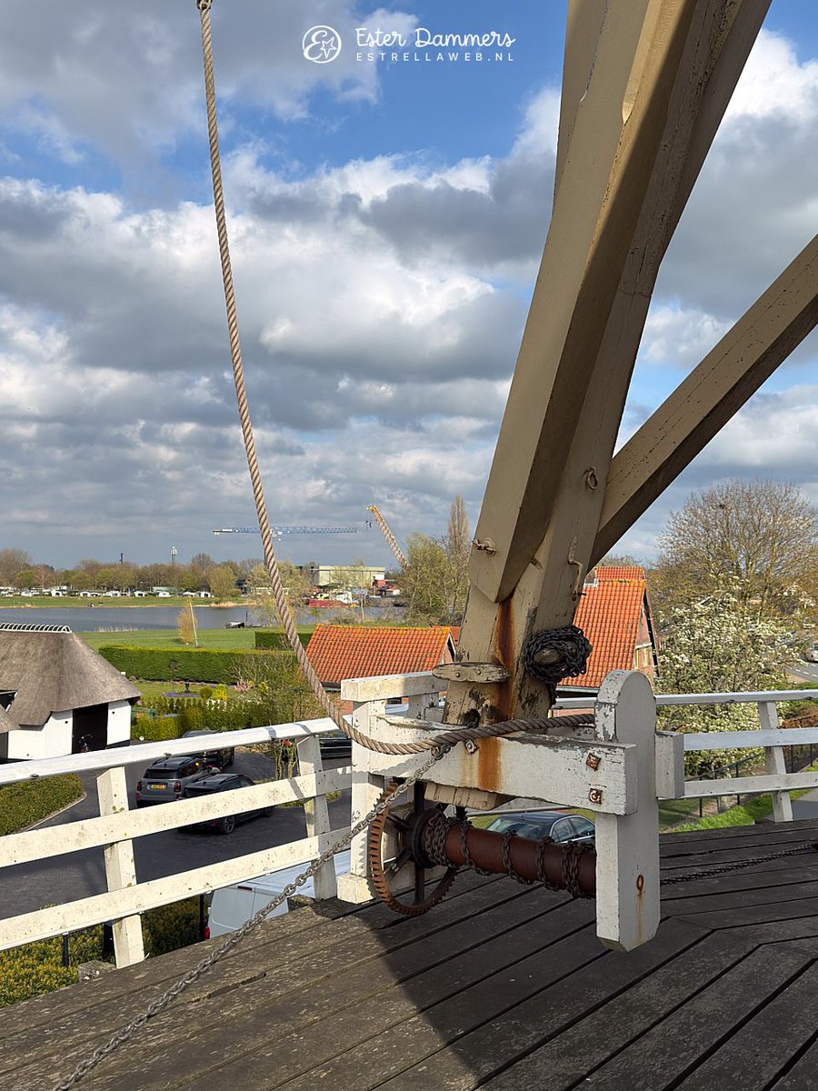 ByEstrella's tweet photo. Ook nog twee vanaf de molenstelling, met de staart en de kruilier en -bok gefotografeerd in twee richtingen.
#Veen #molen https://t.co/PvARfgOfBR