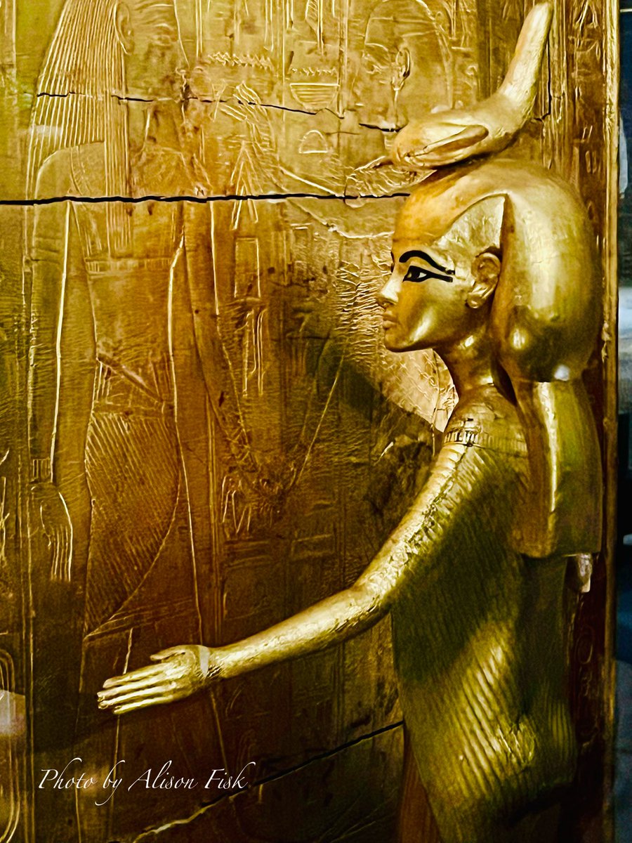AlisonFisk's tweet image. Ancient Egyptian goddess Selket, depicted with a scorpion on her head.

She was a benevolent deity who protected against venomous bites. Her arms are outstretched protecting Tutankhamun’s gilded wooden canopic shrine.

Grand Egyptian Museum, Cairo 📷 by me

#Archaeology