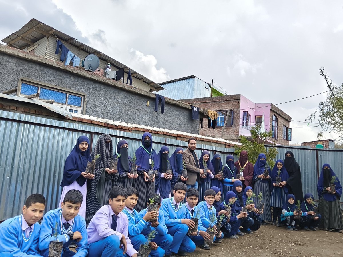 AnantnagDIPRC's tweet photo. Inaugurated by MLA @Abmajeedlarmi, special plantation drive witnessed overwhelming participation of staff &amp; students across educational institutions of district Anantnag. 

https://t.co/aY9vo7dUJW

@sakinaitoo
@diprjk @DrBilalbhatIAS @chiefang12823 @ddnewsSrinagar @radionews_sgr https://t.co/VSnecuvMux