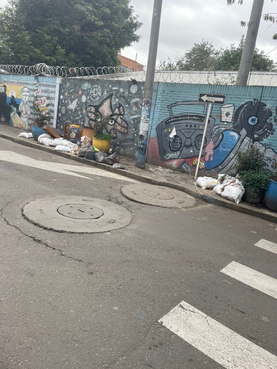 mianvahe's tweet photo. Nos dicen que estamos exagerando, pero en este momento esta es la situación del colegio Gerardo Paredes. Creo que es un descuido del alcalde de Suba, de la SED, de la Policía. Y hay que insistir. ¿Qué esperar de una sociedad que no respeta a sus niños? Una imagen vale más que mil palabras