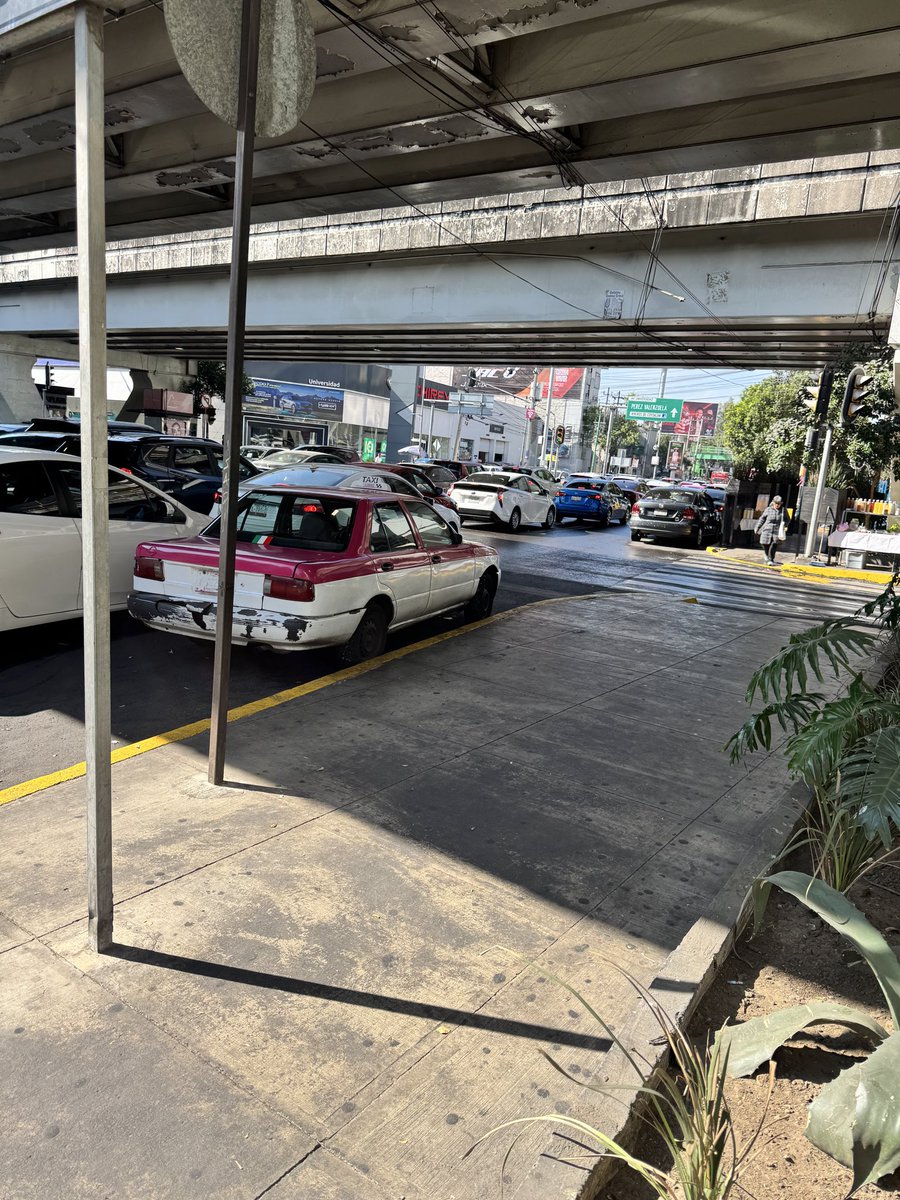 Roy_Nacif's tweet photo. @UCS_GCDMX @SSC_CDMX @ClaraBrugadaM #tránsitocdmx favor de retirar vehículos que están obstruyendo el libre tránsito sobre Av Universidad y desde Circuito Interior en el bajo puente, hasta el hospital @HRISSSTELopezMateos Dirección hacia el sur https://t.co/lIoF4hh8NV