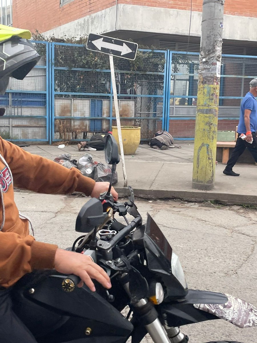 mianvahe's tweet photo. Nos dicen que estamos exagerando, pero en este momento esta es la situación del colegio Gerardo Paredes. Creo que es un descuido del alcalde de Suba, de la SED, de la Policía. Y hay que insistir. ¿Qué esperar de una sociedad que no respeta a sus niños? Una imagen vale más que mil palabras