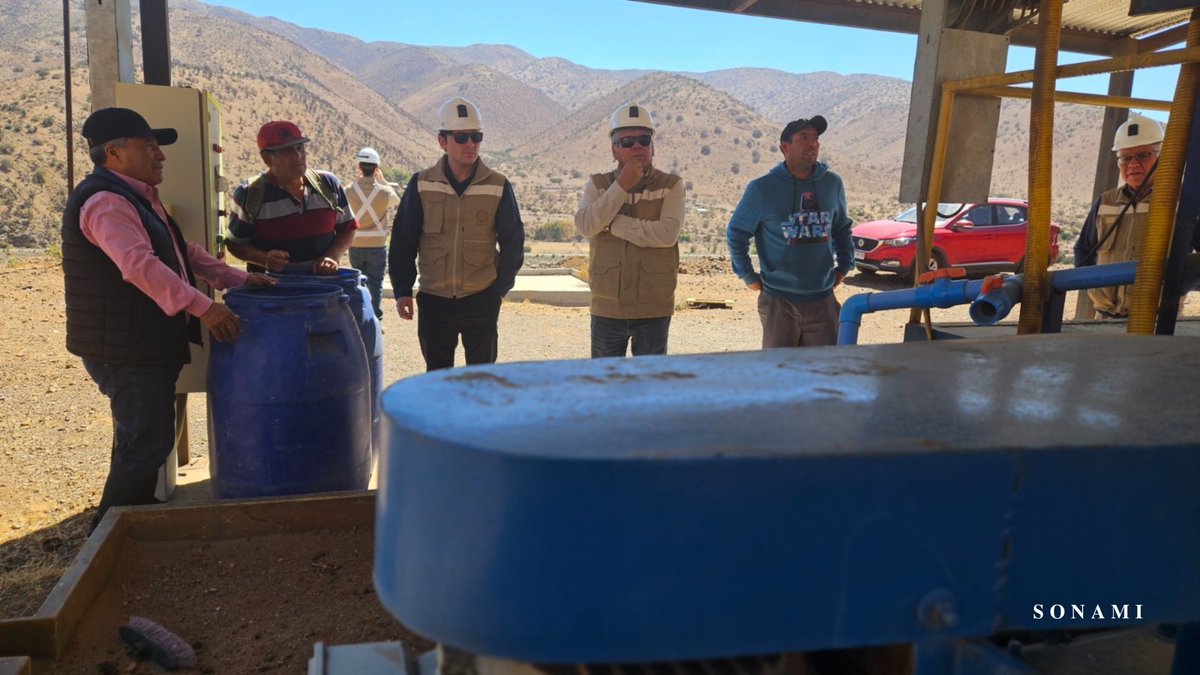 Sonami_Chile's tweet photo. SONAMI en terreno: junto a la pequeña minería 👷

En la Región de Coquimbo, el gremio sostuvo reuniones con asociaciones y pirquineros, además de visitas a plantas, para recoger desafíos y fortalecer el trabajo directo con el sector.

#SONAMI360 https://t.co/EWZsHJVqlx