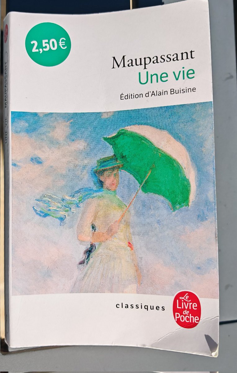 alexiskarklins's tweet photo. Plus qu'une claque.
Un ouragan émotionnel.
Un chef d'œuvre de la littérature française.
Bel-Ami est un roman sur l'ambition et le séduction.
Pierre et Jean est un roman sur la fratrie et la jalousie.
Notre cœur est un roman sur l'amour et le désir.
Une vie, premier roman de Maupassant, n'est pas seulement l'histoire de Jeanne Le Perthuis des Vauds, devenue Jeanne de Lamare. C'est aussi l'histoire de NOS vies. 

Car l'écrivain normand, en nous parlant de ses personnages et indirectement de lui, nous parle avant tout de nous.
De nos espoirs envolés de jeunesse.
De nos idéaux oubliés.
Des épreuves que nous surmontons.
De nos échecs amoureux.
De nos projections de parents.
De nos tromperies et de nos mensonges.
De nos rencontres et de nos mauvais jugements.
Des autres, fidèles ou infidèles.
Du temps qui passe, qui nous mine et qui nous forge.
De nos souvenirs qui s'accumulent et qui reviennent nous secouer.
De nos désillusions et de nos émerveillements.
De nos parents qui nous quittent.
De ces moments existentiels où nous interrogeons nos accomplissements et nos renoncements.
De nos existences qui s'étirent.

Maupassant était un génie des mots et des âmes.
Pour 2,50€ seulement, il est possible d'être bouleversé pendant plusieurs heures de lecture puis d'être habité pendant longtemps...