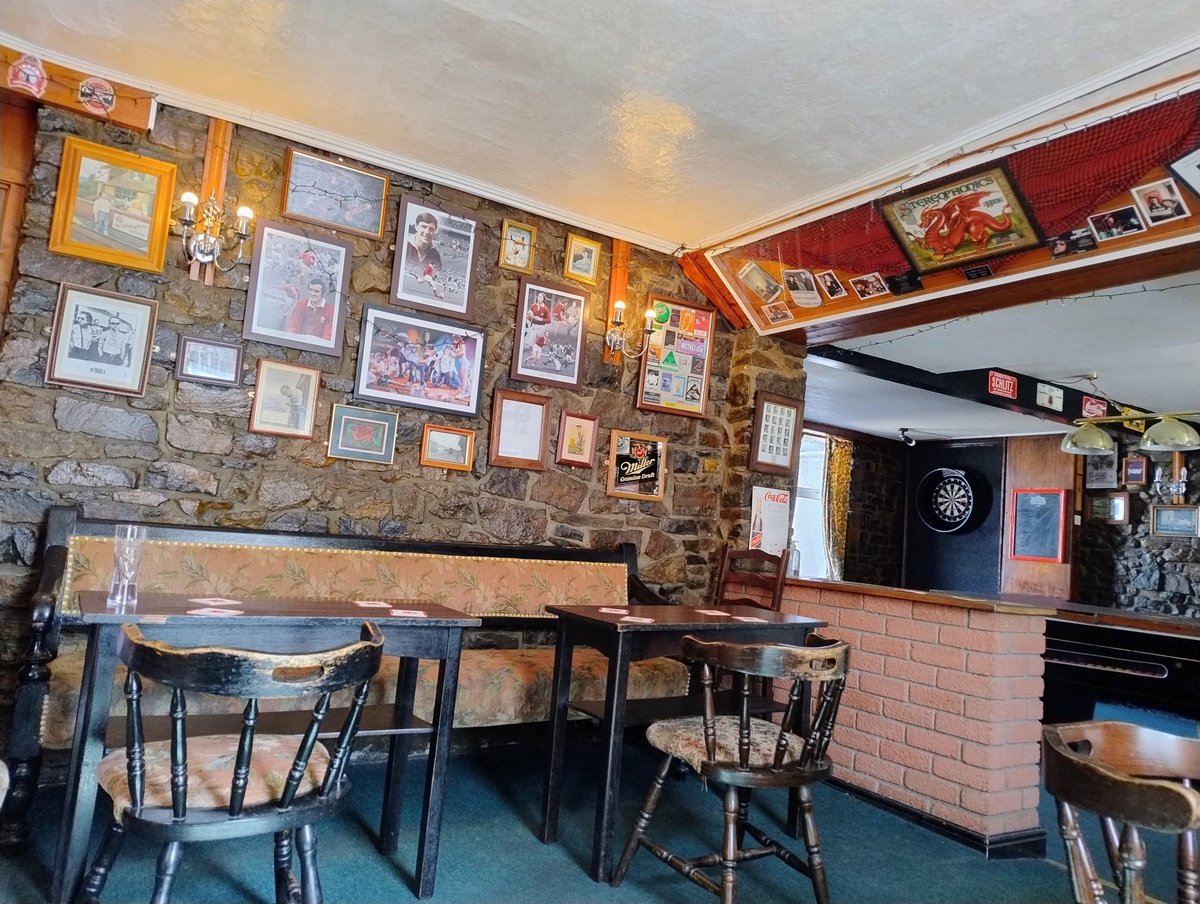 gowenmedia's tweet image. Great day in aberdare walking the park and popped into the Welsh harp inn for the first time great traditional pub cracking pint as well #aberdare