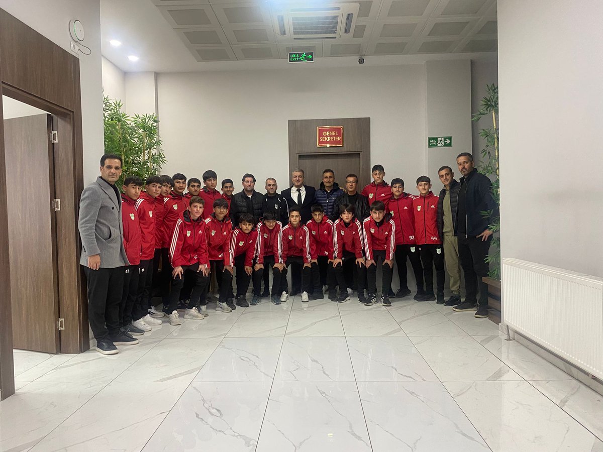 Şampiyonlar ziyaretimize geldi! 🏆⚽️

Genel Sekreterimiz Sayın Enes Üçgül, U-14 TFF Gelişim Ligi 18. Grup Şampiyonu olan 12 Bingölspor’un gurur kaynağı çocuk yıldızlarını, Altyapı Koordinatörü Aziz Bayram ve Altyapı Teknik Sorumlusu Şevket Bozgan ile teknik ekibini ağırladı.