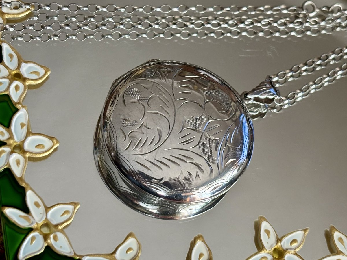 relovepreloved's tweet photo. Sparkly Silver🤩 #tinytreasure😍 https://t.co/4fiQEw5YO6