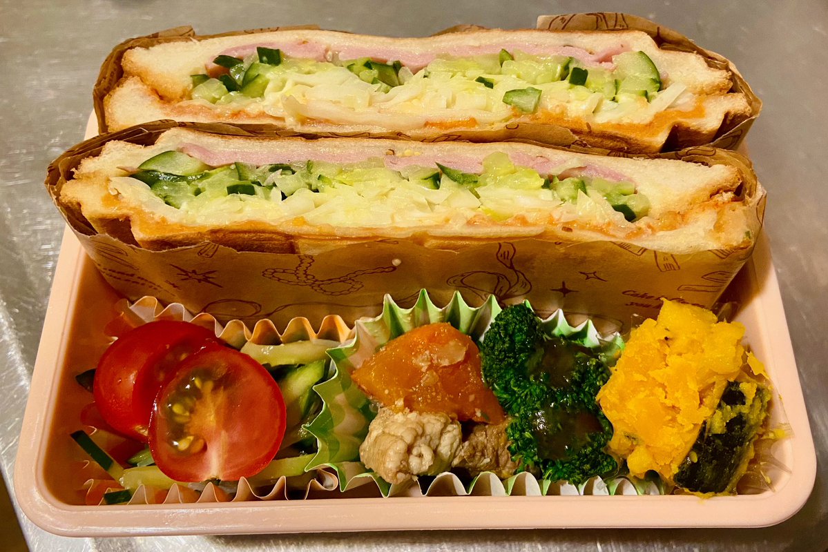 明日はホットサンドのお弁当😌
写真撮って気がついたけど、挟むように作ってた薄い卵焼き入れ忘れた🥺野菜ばっかになってもた、、