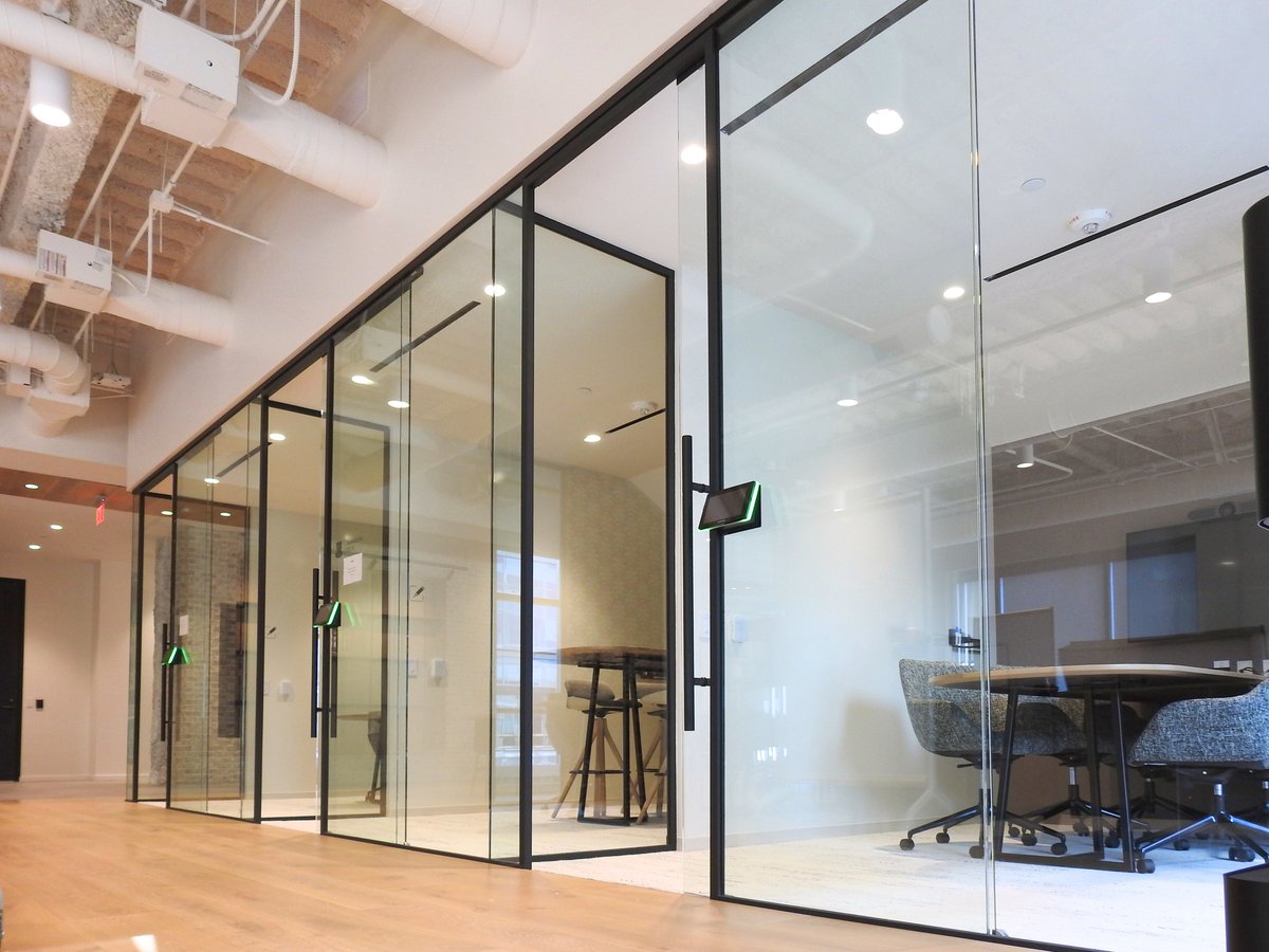 MAARS Living Walls offer all the benefits of an open concept office without any of the distractions 👏

#ModernWorkplace #GlassPartitions #PremiumMaterials #MAARS