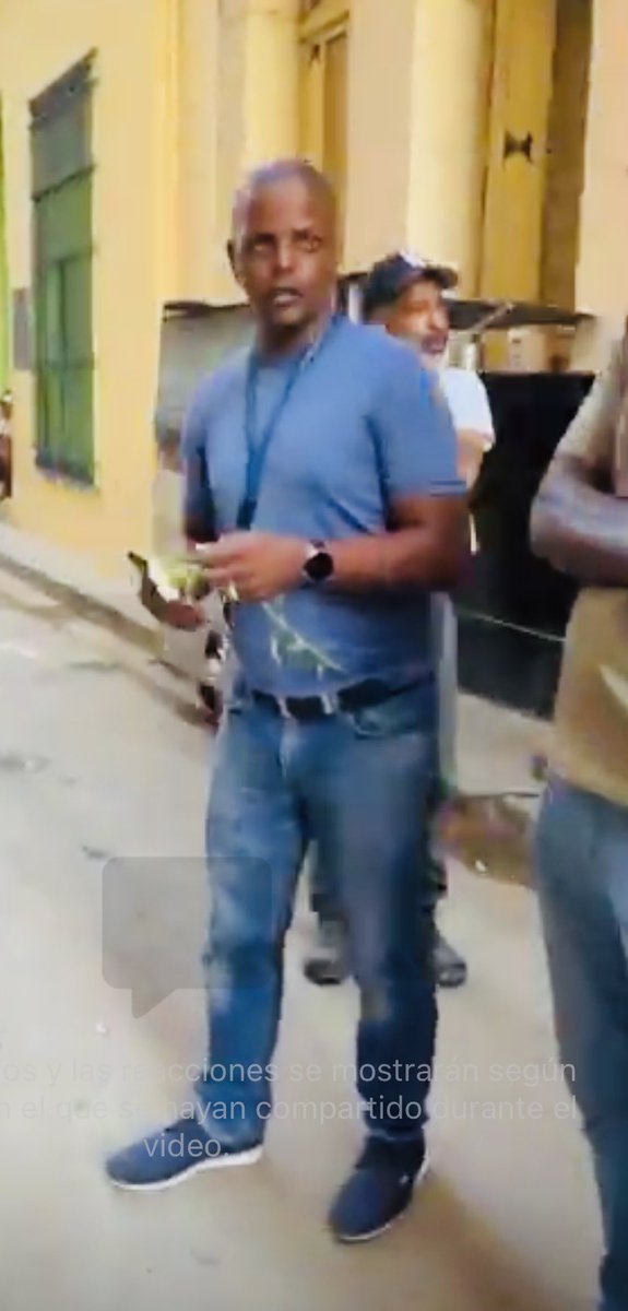 CamilaAcostaCu's tweet photo. 2/3 Las imágenes que comparto, son capturas de pantalla. En ellas se observa igualmente la militarización y despliegue de agentes de la Seg. del Estado: policías uniformados, hombres y mujeres vestidos de civil que trataban de confundirse con el resto de la población. https://t.co/ifm8hcF710