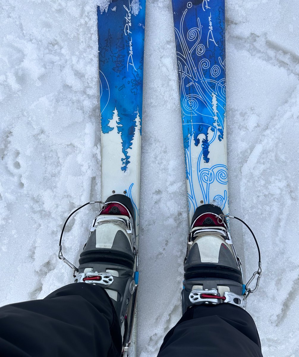 SannaJaas's tweet photo. Onhan sekin jo jotain, että taipuu laittamaan siteet kantapäiden takaa kiinni🥳🥵

#keskiikä #telemark https://t.co/WMxFpoEd9A