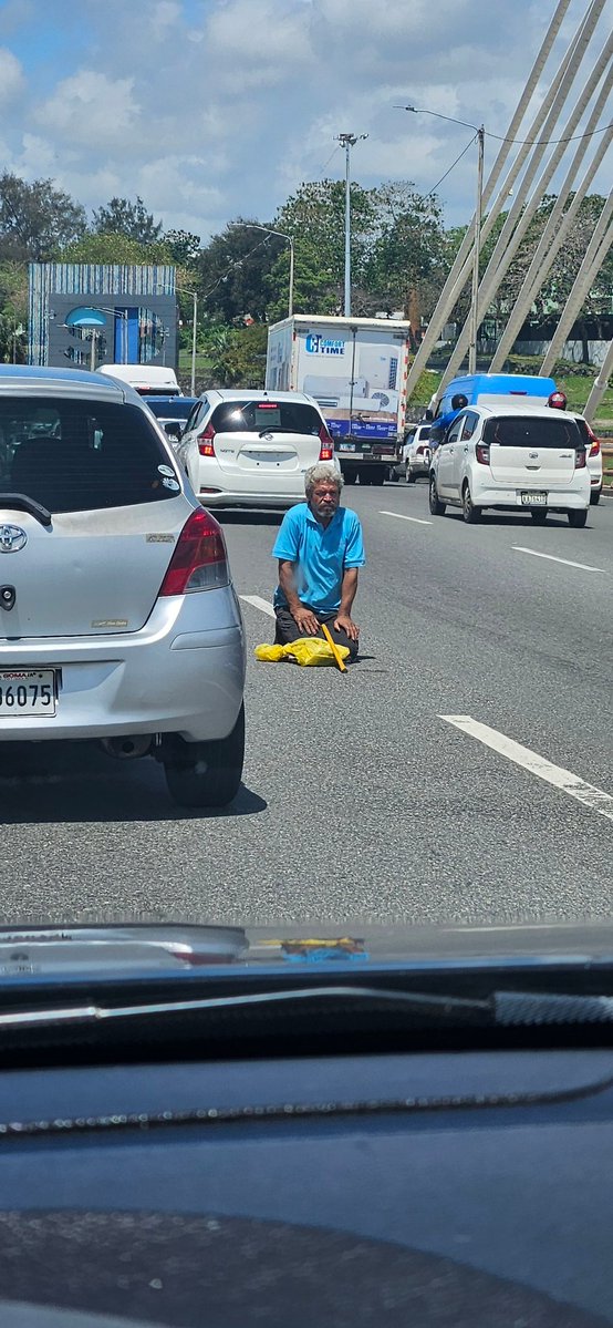 Por el amor a Cristo, que vamos hacer con este señor? Deben sacarlo del puente. Cada vez que lo veo se me enfría el alma. Deben hacer algo antes que suceda un tragedia.