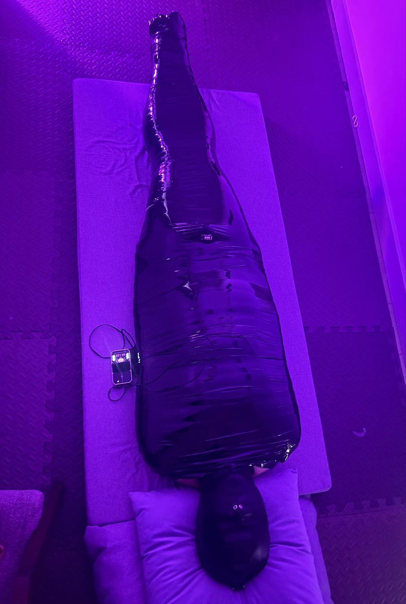 LingyuBDSM's tweet photo. 全身拘束着，鼻子只能透过这两个小孔有限呼吸，除此之外你只能呆在黑暗中，昂着头，时刻准备着主人突如其来的玩弄。

#女攻
#四爱
#榨精
#榨干
#龟头责
#男潮吹
#拳交 
#足交
#pegging
#捆绑爆菊 
#深圳女王
#四爱 
#情趣诱惑 https://t.co/rxyEQBBCBv
