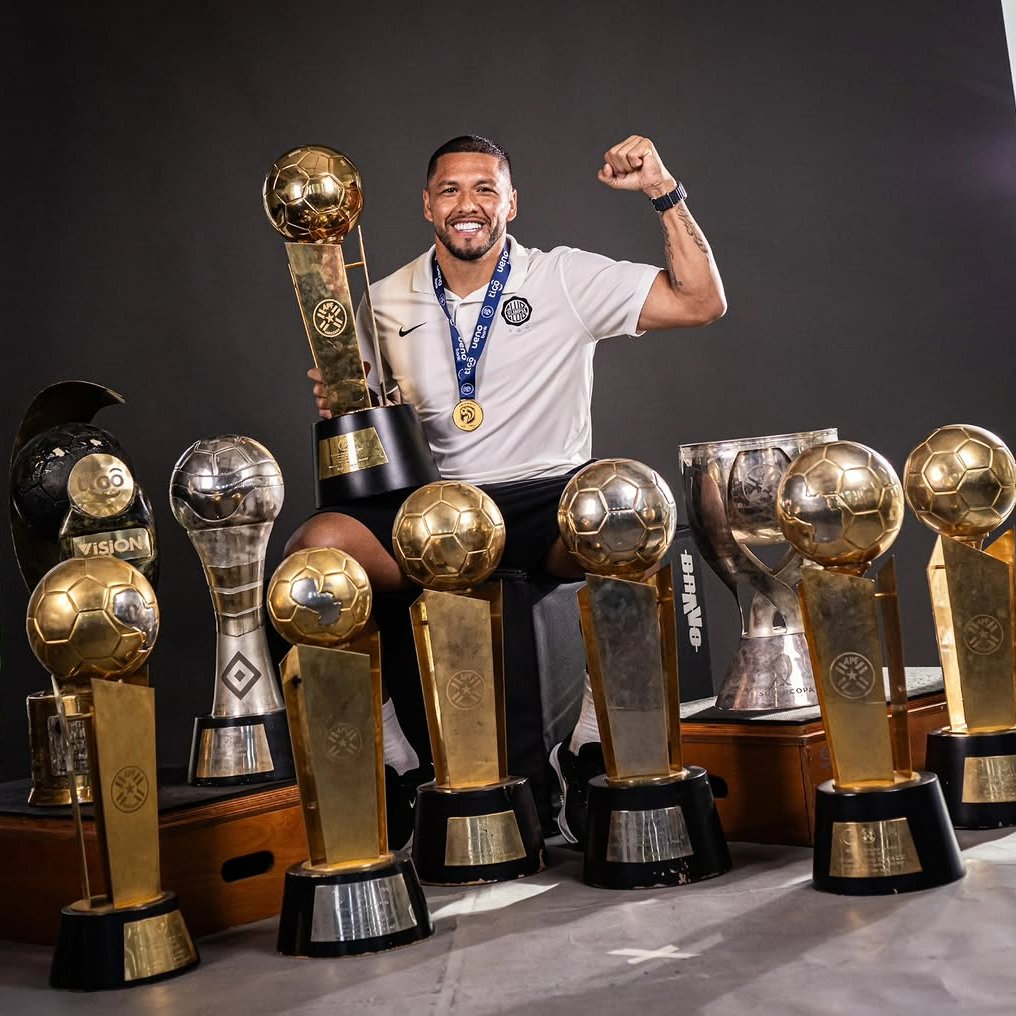 ¡LEYENDA FRANJEADA!

Richard Ortiz 🇵🇾 (35) ingresará su nombre a un circulo privilegiado de la historia del club #Olimpia y que desde 1991 solamente estaba compuesto por un solo miembro.

¿De qué estoy hablando? De que el volante cumplirá los 500 partidos jugados con el Decano en