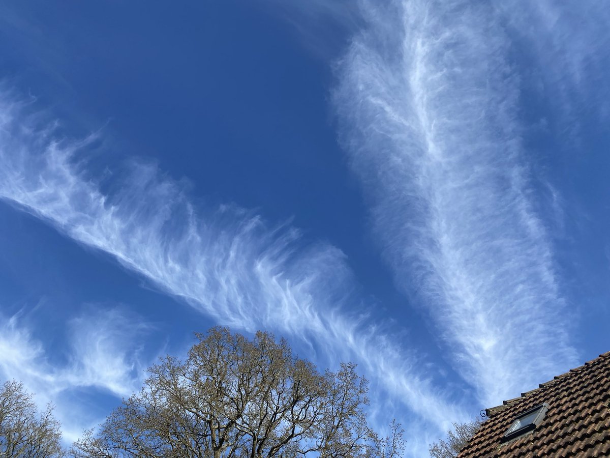 SeanCodling's tweet photo. @GrahamKirk17 @janey_wayney13 No his trails quickly disappear, funny that! #GeoEngineering #Fakeclouds https://t.co/AF6UGtKnMa