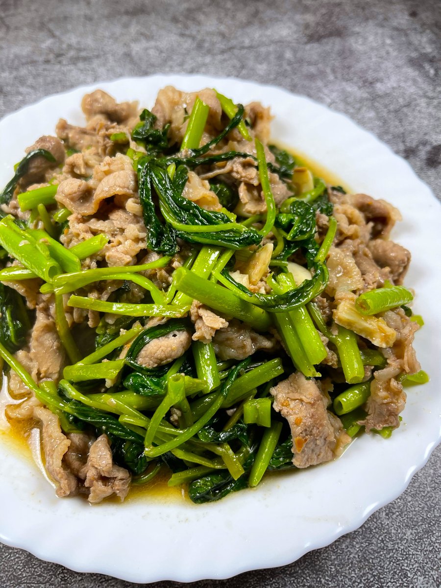 ohsnapletseat's tweet photo. Shacha Beef Stir Fry with Water Spinach (沙茶牛肉炒空心菜) 🥩🥬
Savory, garlicky, and packed with umami 🤤 Tender beef + crisp water spinach tossed in rich, nutty shacha sauce = perfect with rice!
Recipe: https://t.co/Ip4WUSjb0l
#asiancooking #stirfry #taiwanesefood #easyrecipes