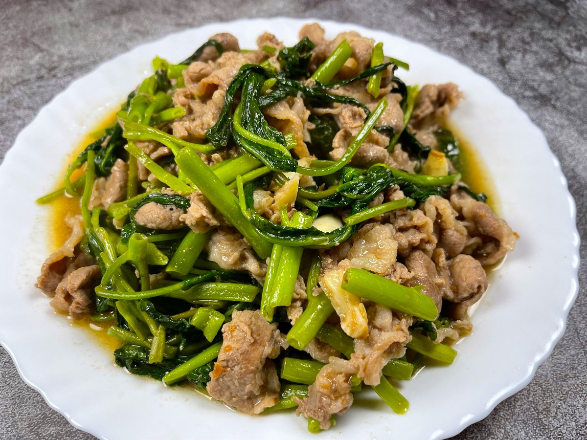 ohsnapletseat's tweet photo. Shacha Beef Stir Fry with Water Spinach (沙茶牛肉炒空心菜) 🥩🥬
Savory, garlicky, and packed with umami 🤤 Tender beef + crisp water spinach tossed in rich, nutty shacha sauce = perfect with rice!
Recipe: https://t.co/Ip4WUSjb0l
#asiancooking #stirfry #taiwanesefood #easyrecipes