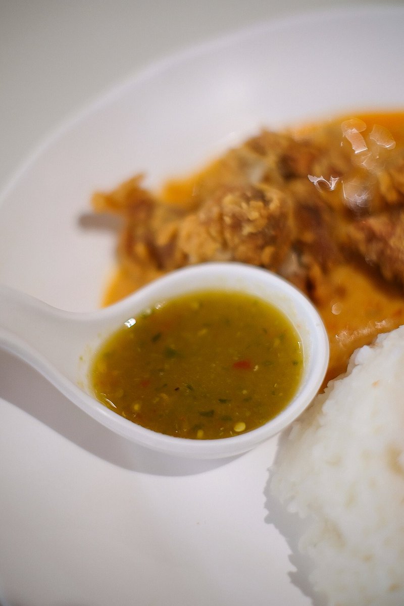 IbzPs's tweet photo. อยากบอกทุกคนว่าเมนูใหม่ อันนี้ของเชสเตอร์กริล อร่อยมาก เป็นข้าวไก่กรอบราดซอสมันปูกินกับน้ำจิ้มซีฟู้ด อร่อยม่ก กับมันปูและซีฟู้ดลงตัว  อยากให้ลอง 
 #อร่อยไปแดก #อร่อยบอกต่อ #วงในพาแดก #aroiii https://t.co/8XL1rarDKP