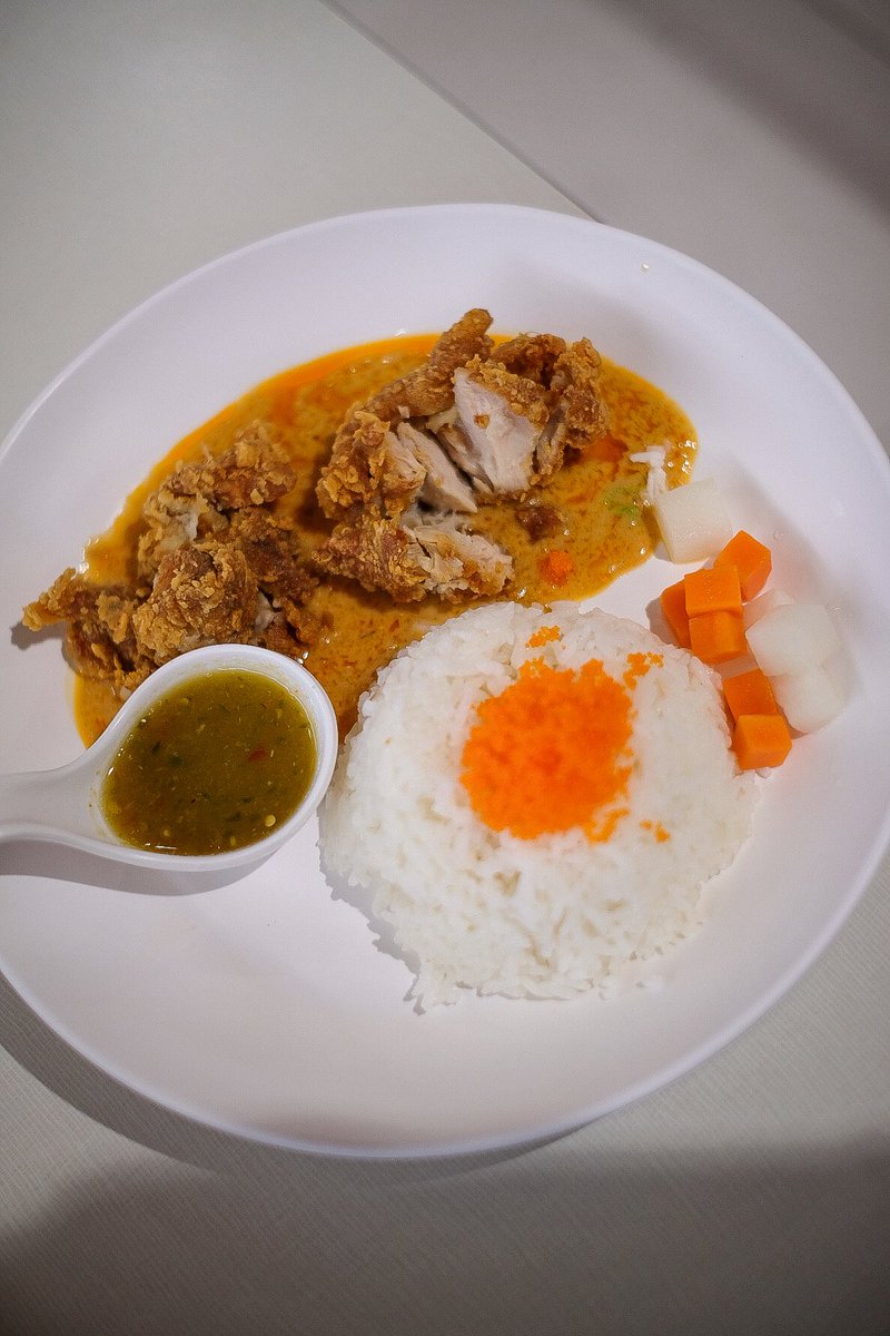 IbzPs's tweet photo. อยากบอกทุกคนว่าเมนูใหม่ อันนี้ของเชสเตอร์กริล อร่อยมาก เป็นข้าวไก่กรอบราดซอสมันปูกินกับน้ำจิ้มซีฟู้ด อร่อยม่ก กับมันปูและซีฟู้ดลงตัว  อยากให้ลอง 
 #อร่อยไปแดก #อร่อยบอกต่อ #วงในพาแดก #aroiii https://t.co/8XL1rarDKP