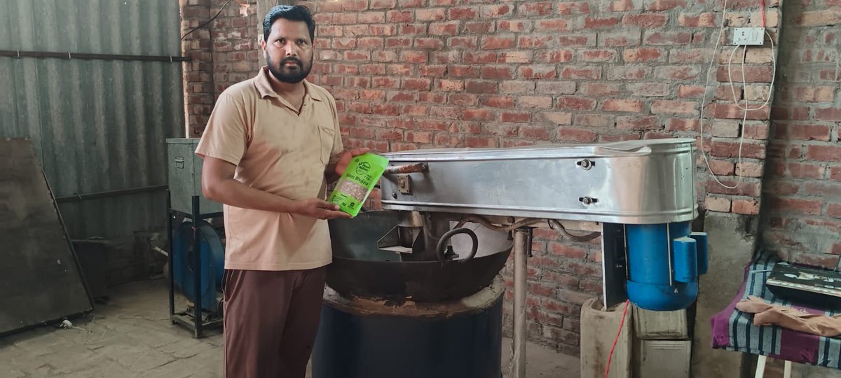 AgriGoI's tweet image. Renewable energy revolutionizing millet value chains 🌱⚡

In #Shamli, #UttarPradesh, solar powered post-harvest machinery transforms operations for Bhumitra Jalalpur Farmer Producer Company Ltd with 1000 member farmers. 
Local value addition at lesser cost, boosting farmer