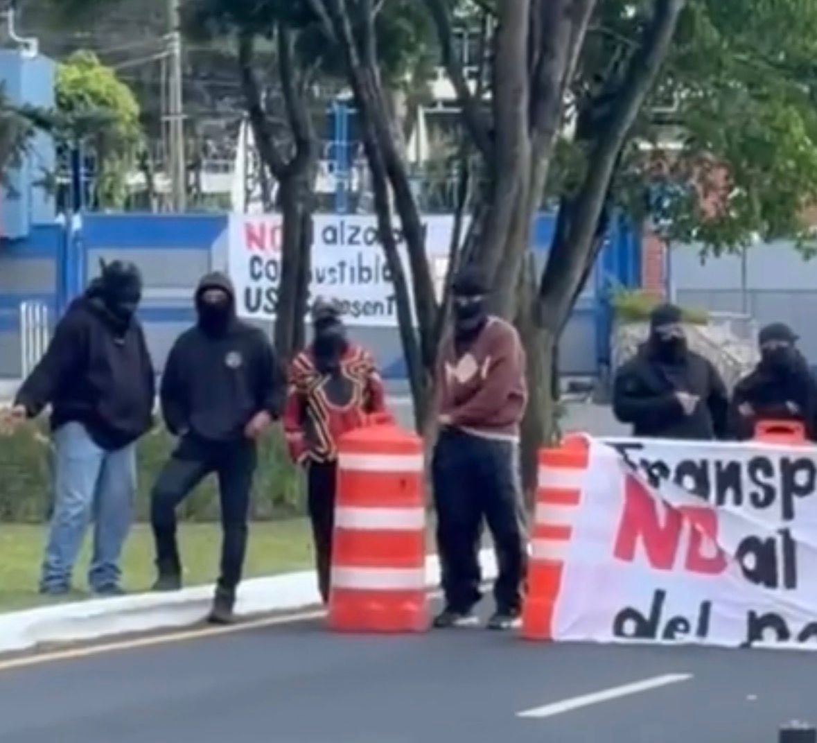 iridesarr25's tweet photo. Tan bonito que es levantarse a las 5, salir a caminar, bañarse, arreglarse y salir a ganarse el pan con trabajo digno, honrado, sin taparse la cara!! HIJOS DE LA GRAN PUTA!!! TRABAJADORES DE MAFIARIEGOS Y DEL PACTO DE CORRUPTOS! https://t.co/2FEFsRWded