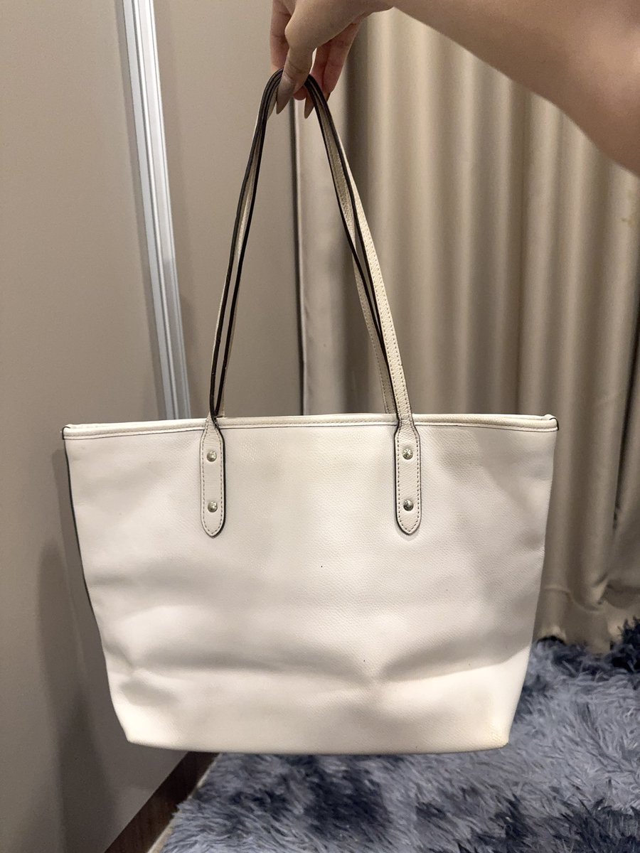 wiqforsale's tweet photo. Coach Tote 14 นิ้วว! 🖤🤍

สีขาวสะอาดค่าา มีซิปน้าสวยค่ะ สภาพดีสายยังแข็งมากๆ ซับสะอาดค่ะ ไม่มีสีดูดจุของได้เยอะ ต้องมีคัาบ

- 1490฿ free shipping!

#ส่งต่อcoach #coachthailand #ส่งต่อlongchamp #longchampthaialnd https://t.co/7oiBv9zKnN