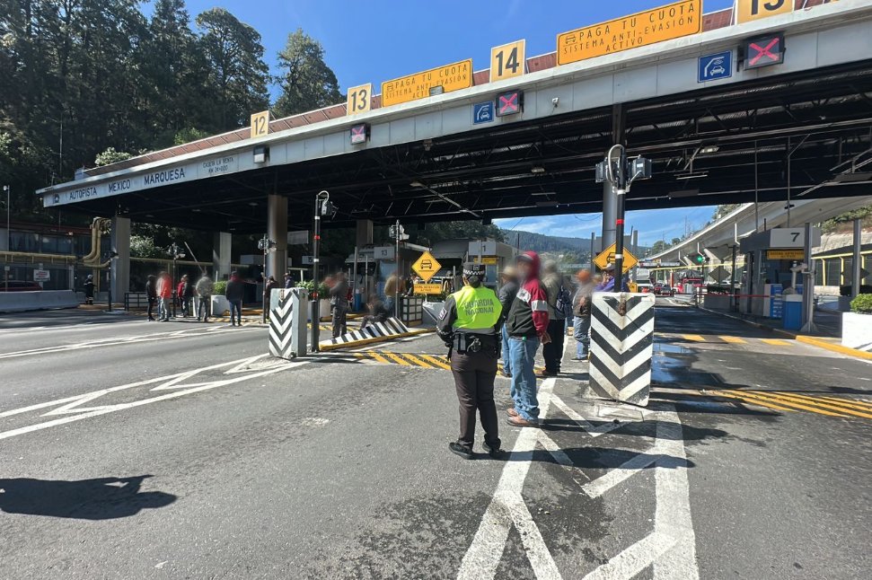 GN_Carreteras's tweet photo. #TomePrecauciones en #CDMX se registra cierre total de circulación tras presencia de personas cerca del km 24 de la Autopista México-Toluca, a la altura de la Plaza de cobro La Venta. Atienda indicación Vial. https://t.co/9JccioRSxm
