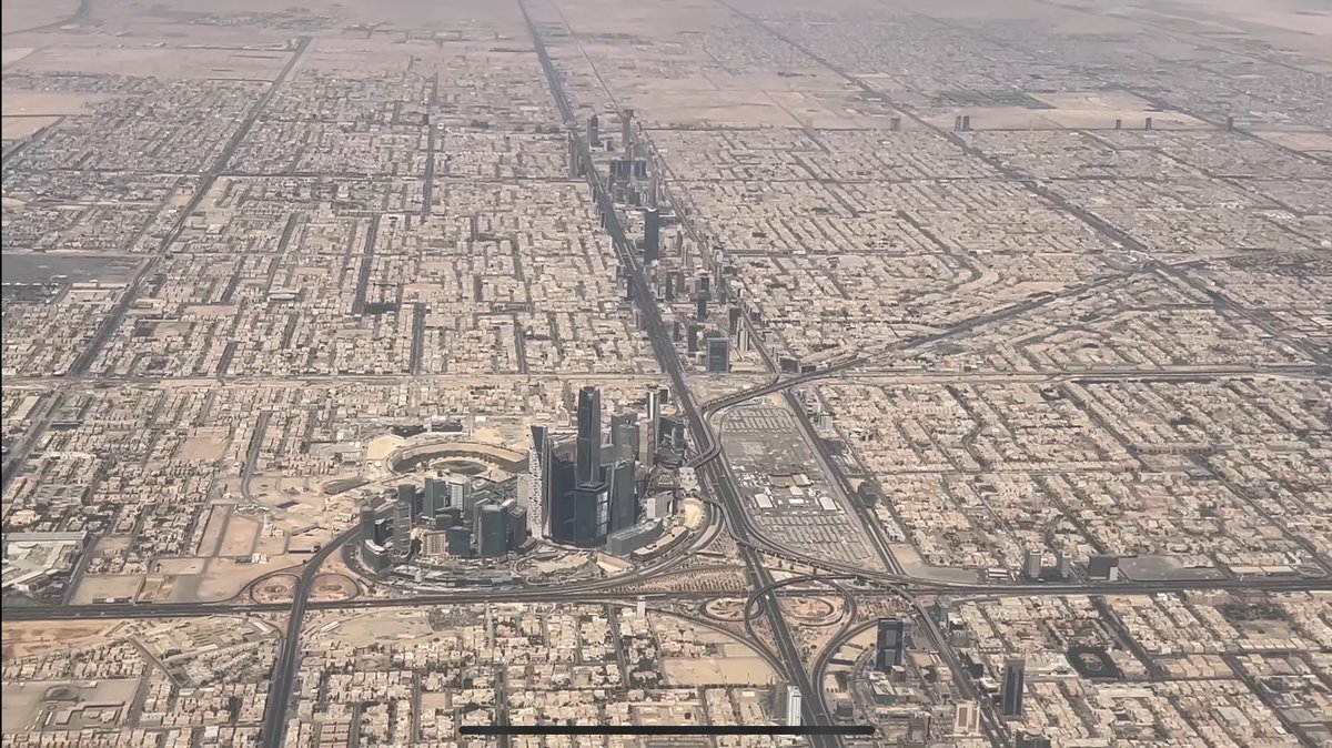 GTA_QQ's tweet photo. @Fhad09w @PicturesFoIder صحيح كلامك و هاذا شكل الرياض من الاعلى بدون ��ي تعديل 🇸🇦 https://t.co/B8TpOoiPsT