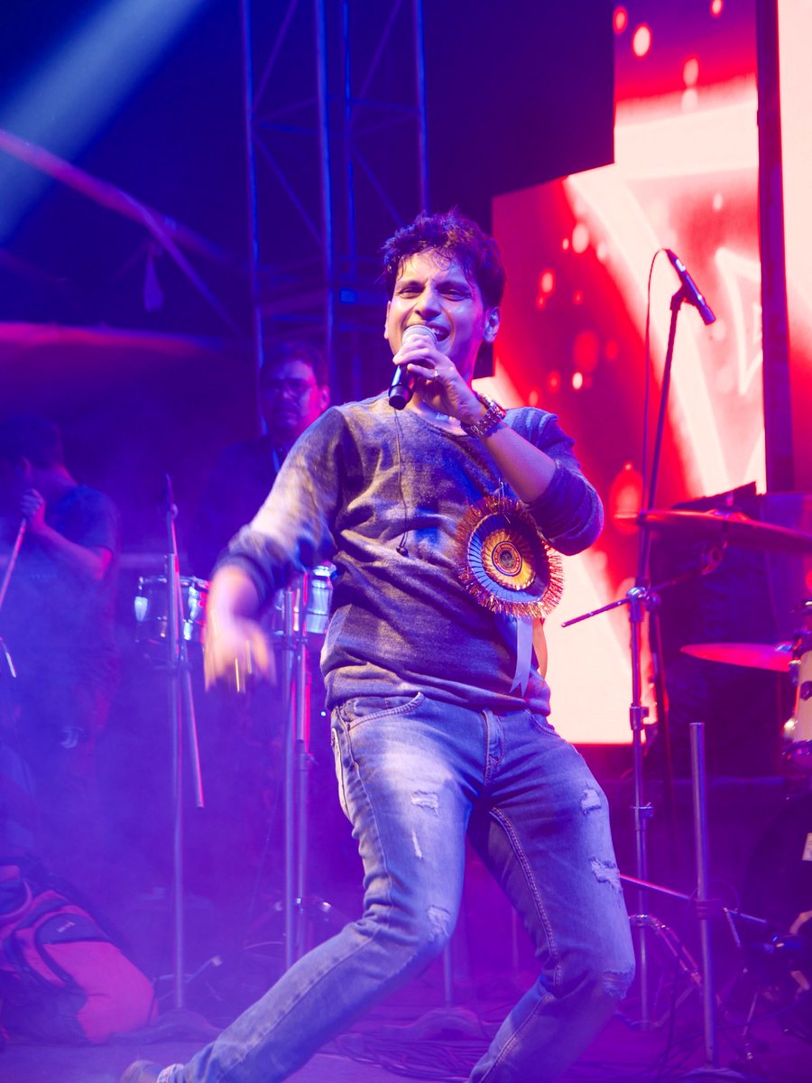 musicaprasenjit's tweet image. Lost in the rhythm, found in the music. 🎤✨ 
Nothing beats the adrenaline of a live stage!❤️

#Event #Enquiry #Contact 
📞 Mr.Pradip Mallick- +91 7980858818

#PrasenjitMallick #PlaybackSinger LivePerformance MusicEnergy