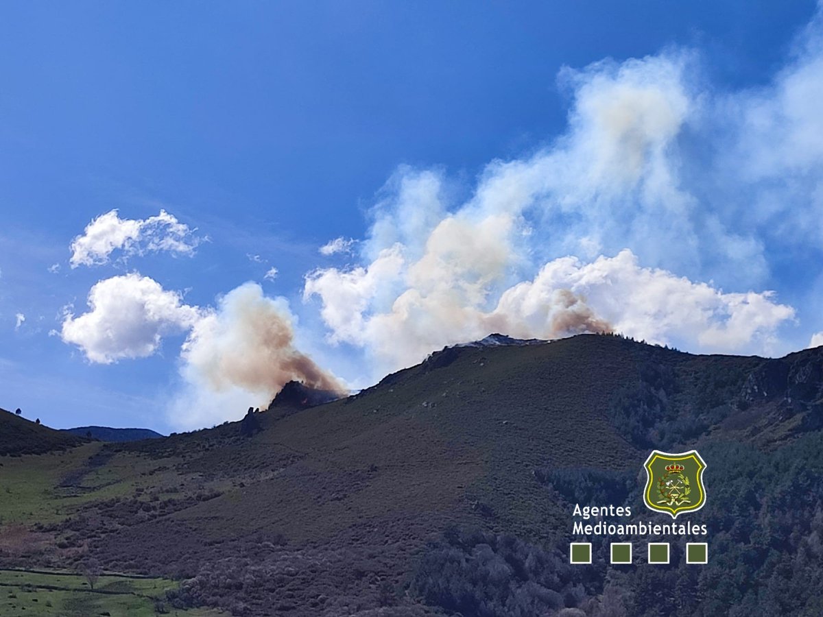 apamcyl's tweet photo. Continua activo #IFBusdongo #Leon
2 #AAMM 👮♀️👨✈️🚔
🚁💦🔥 Lima3 Romeo6
Mucha suerte a todos los medios actuantes. https://t.co/zmB463sBEv
